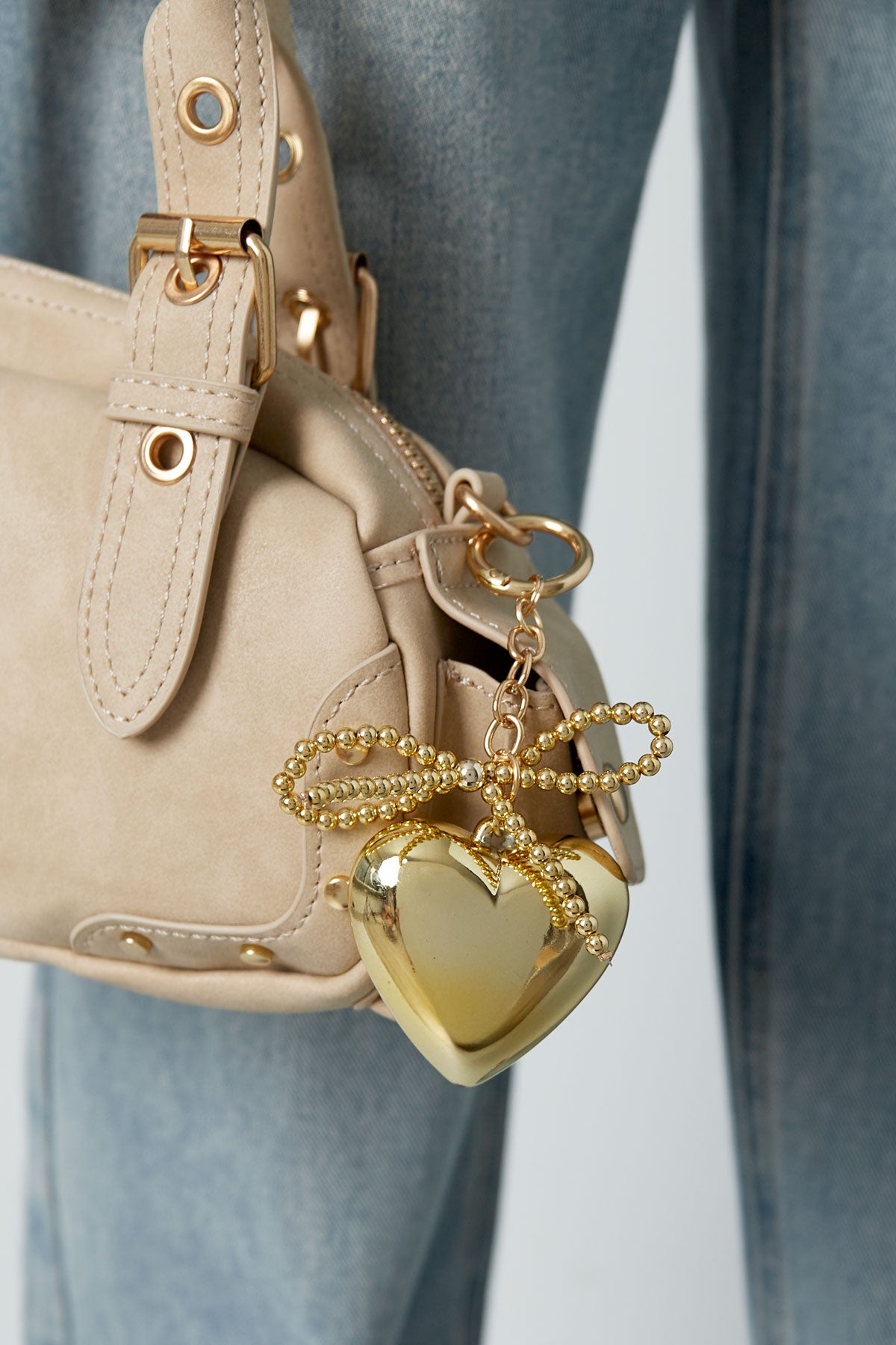 (per stuk) Bag charm strik met hart goud - 11x5,5cm