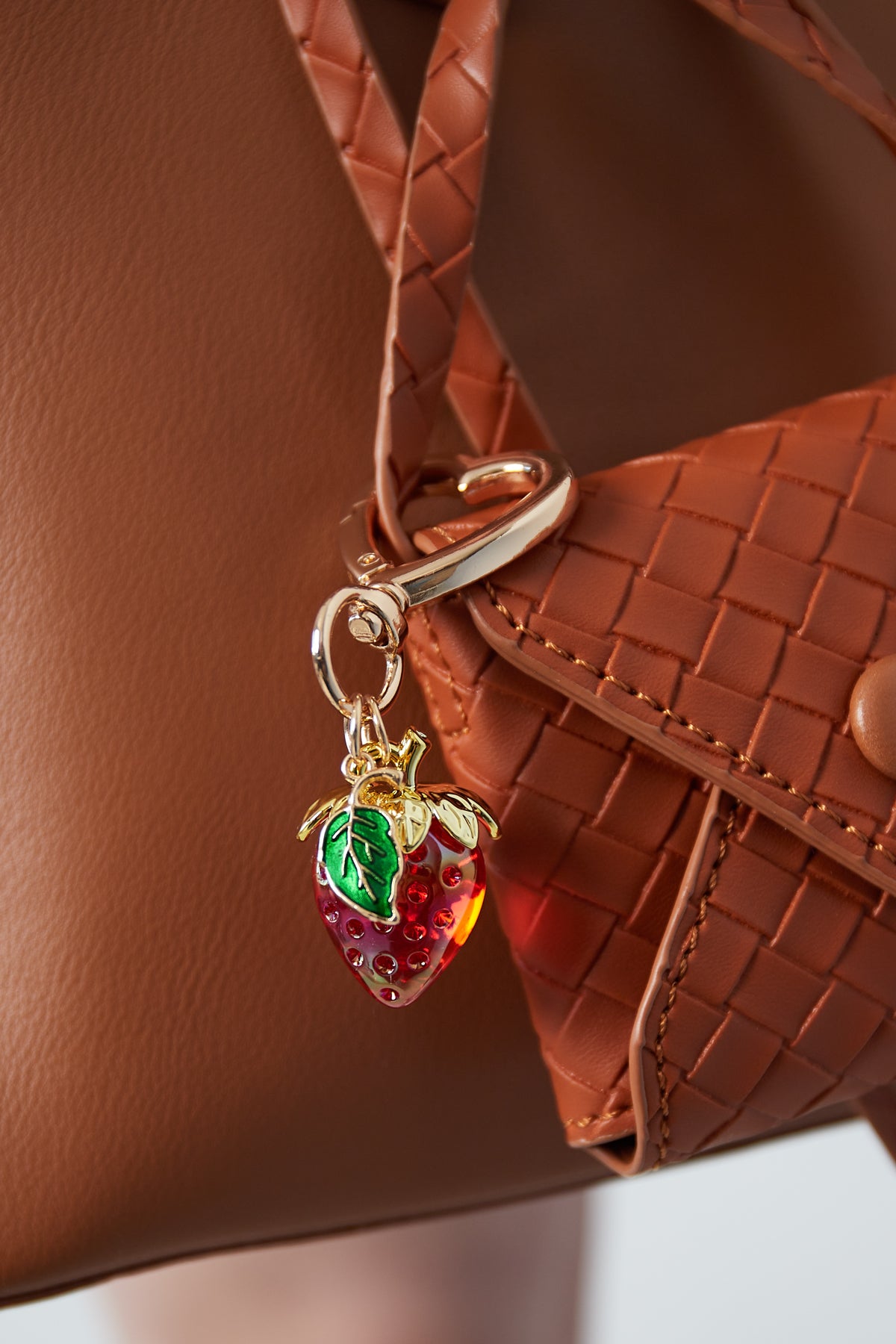 (per stuk) Bag charm aardbei rood - 7,8x3cm