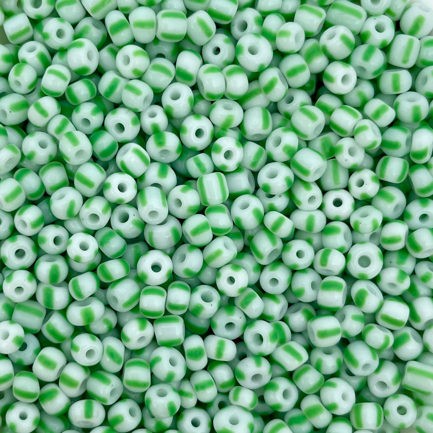 7gram Striped Rocailles kraal groen wit - 3mm