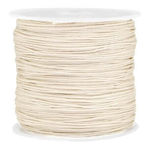 Rol beige macramé draad 0,8mm voor sieraden maken, soepel polyester, perfect voor knooptechnieken en combineren met kralen.