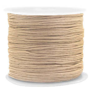 Rol bruin macramé draad 0,8mm voor sieraden maken, soepel polyester, perfect voor knooptechnieken en combineren met kralen.