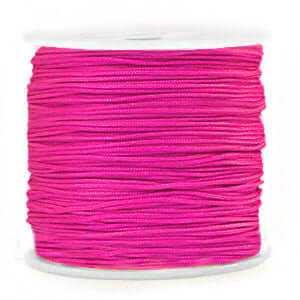 Rol fuchsia roze macramé draad 0,8mm voor sieraden maken, soepel polyester, perfect voor knooptechnieken en combineren met kralen.