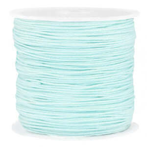 Rol licht blauwe macramé draad 0,8mm voor sieraden maken, soepel polyester, perfect voor knooptechnieken en combineren met kralen.