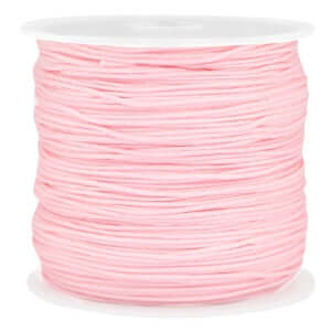 Rol licht roze macramé draad 0,8mm voor sieraden maken, soepel polyester, perfect voor knooptechnieken en combineren met kralen.