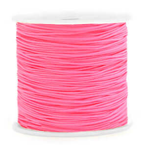 Rol roze macramé draad 0,8mm voor sieraden maken, soepel polyester, perfect voor knooptechnieken en combineren met kralen.