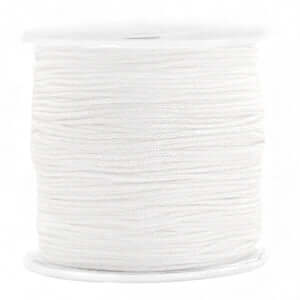 Rol witte macramé draad 0,8mm voor sieraden maken, soepel polyester, perfect voor knooptechnieken en combineren met kralen.