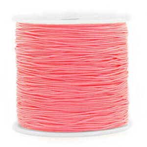 Rol zalm roze macramé draad 0,8mm voor sieraden maken, soepel polyester, perfect voor knooptechnieken en combineren met kralen.