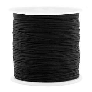 Rol zwart macramé draad 0,8mm voor sieraden maken, soepel polyester, perfect voor knooptechnieken en combineren met kralen.