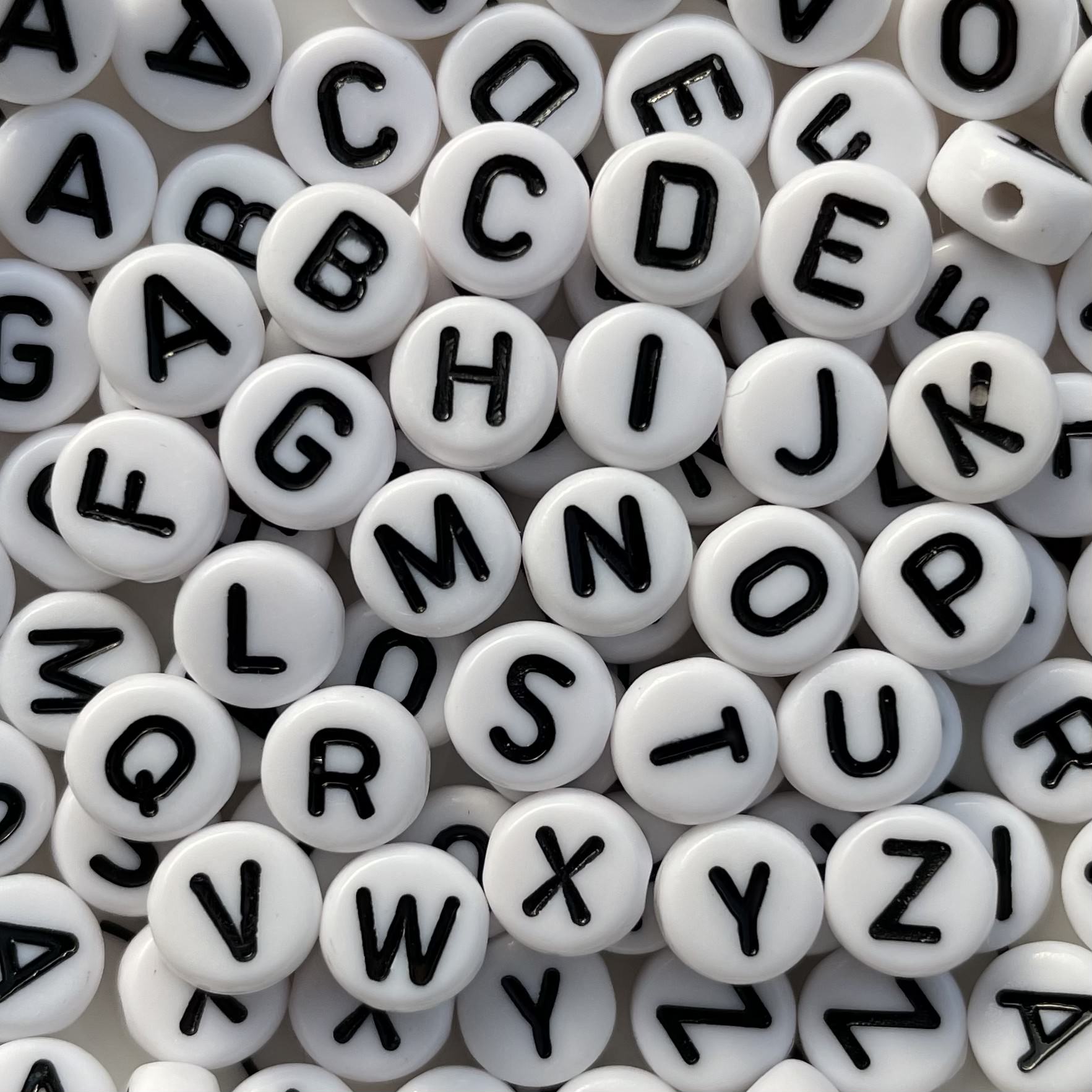 Letterkralen wit met zwarte letter