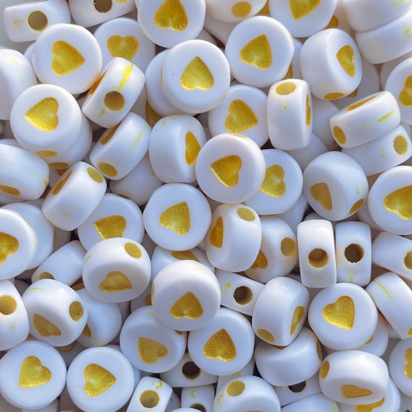 5 stuks Hartjes kralen goud met wit - 7mm