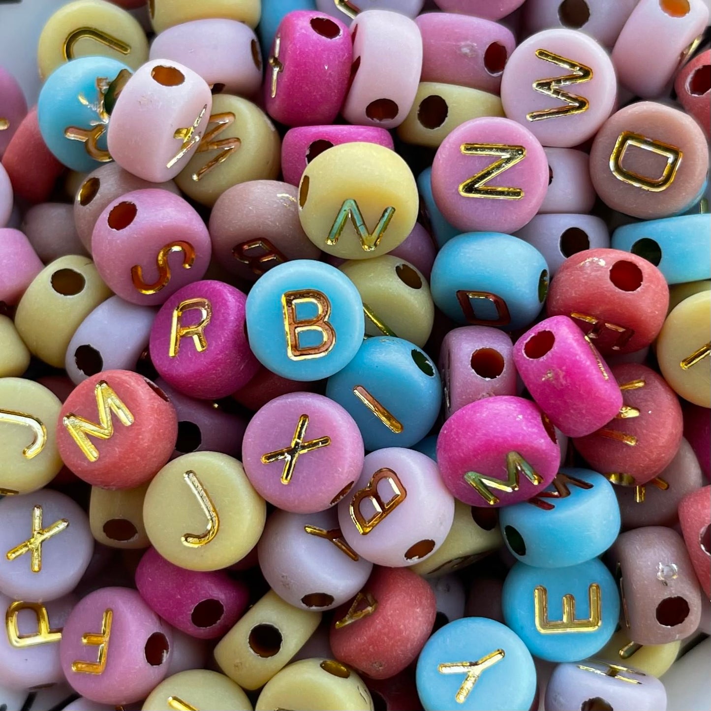 Letterkralen pastel met gouden letters