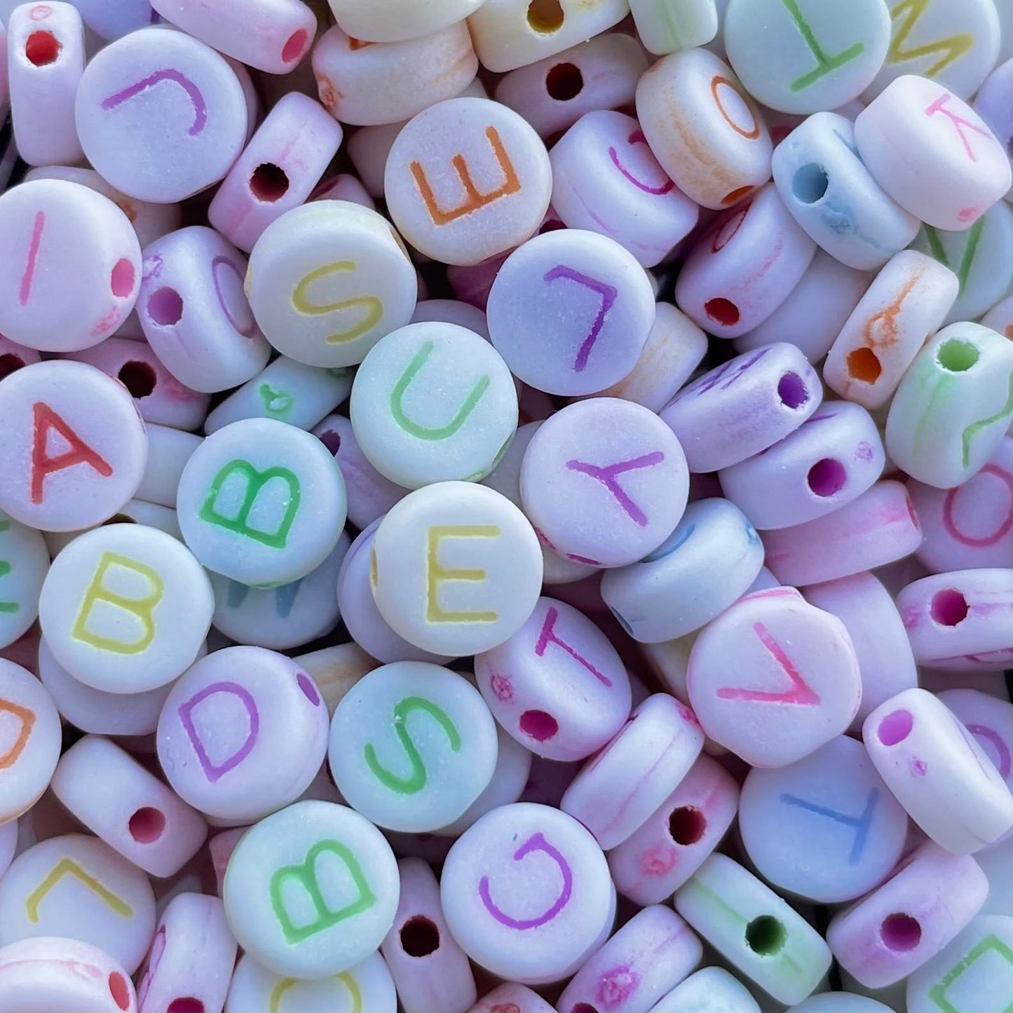 100 stuks Letter kralen pastel - 7mm