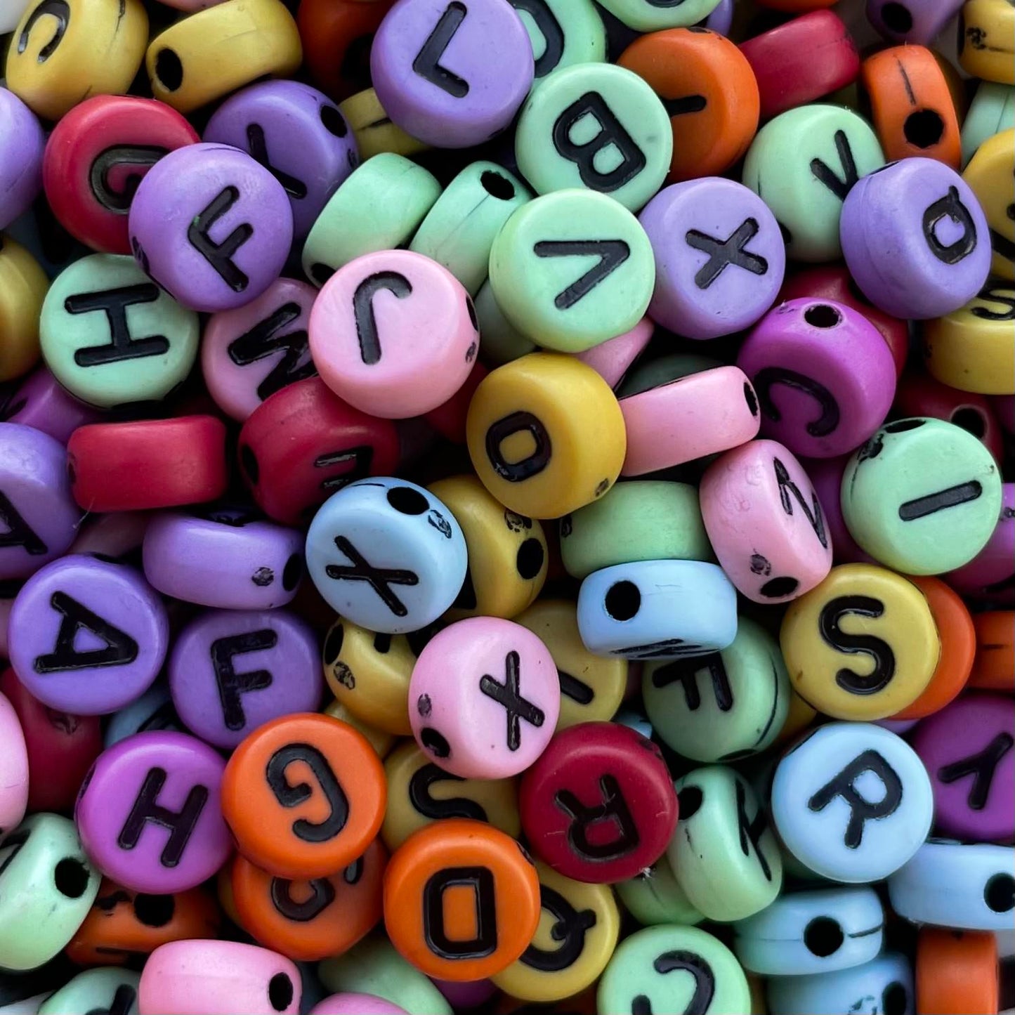 Letterkralen verschillende kleuren met zwarte letters