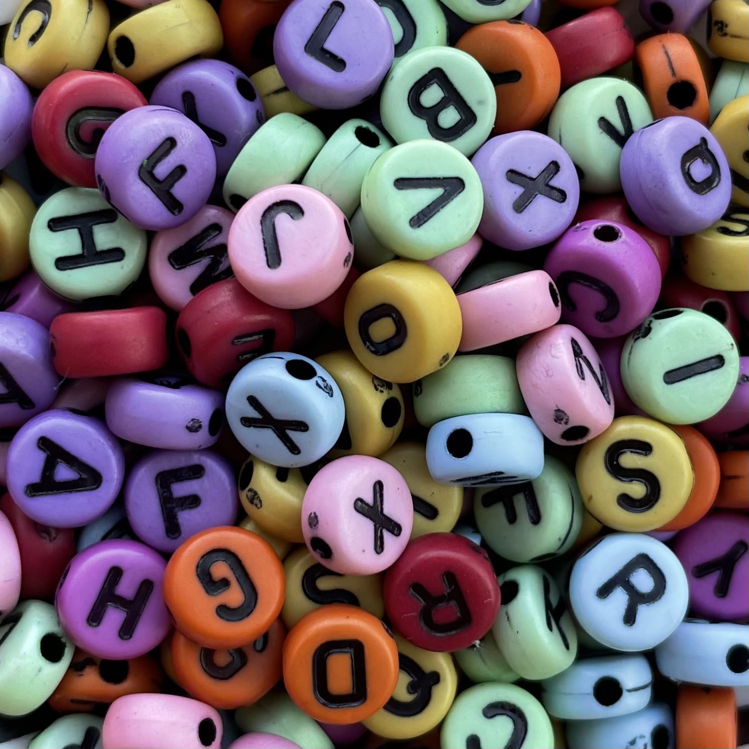 Letterkralen verschillende kleuren met zwarte letters