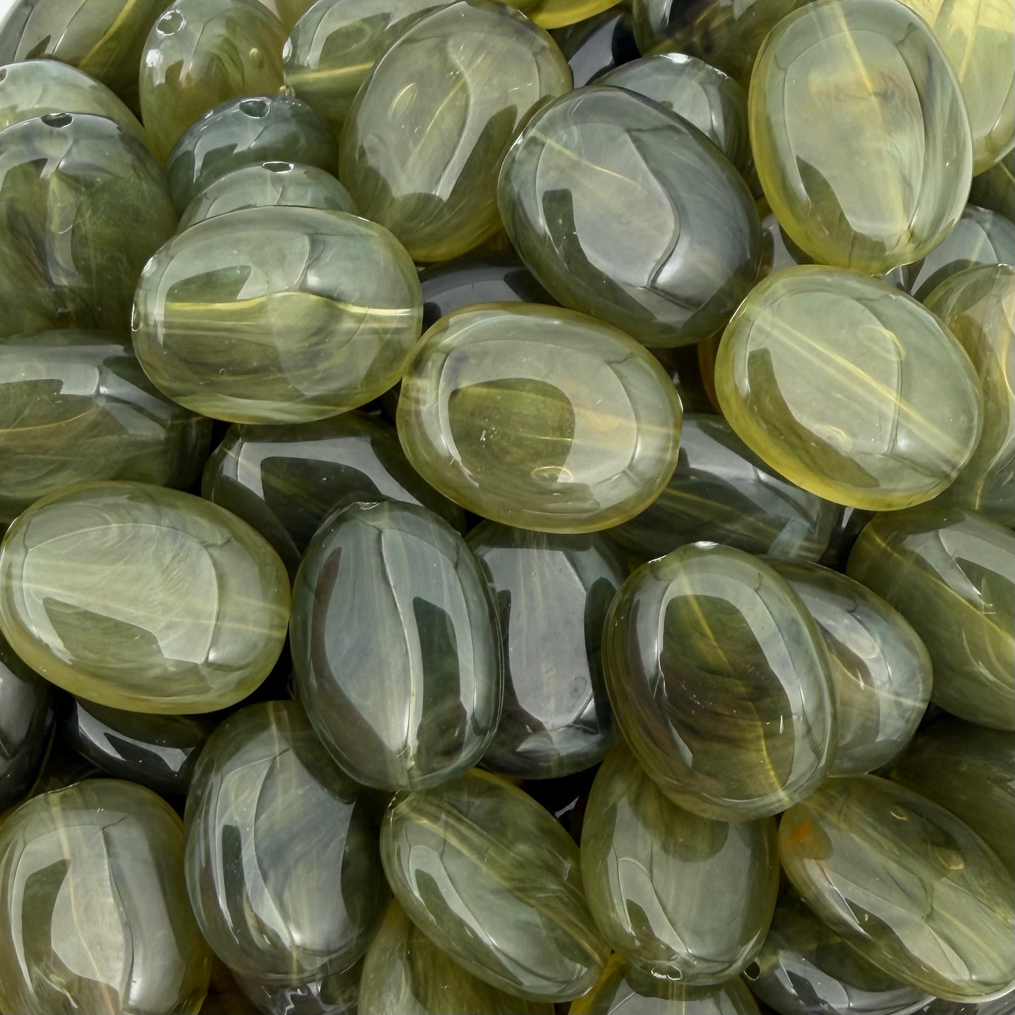 (per stuk) Acryl kraal ovaal legergroen - 19x15mm