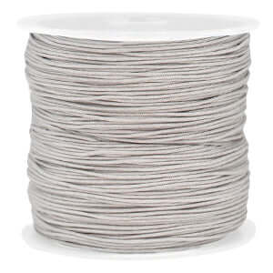 Rol grijs macramé draad 0,8mm voor sieraden maken, soepel polyester, perfect voor knooptechnieken en combineren met kralen.