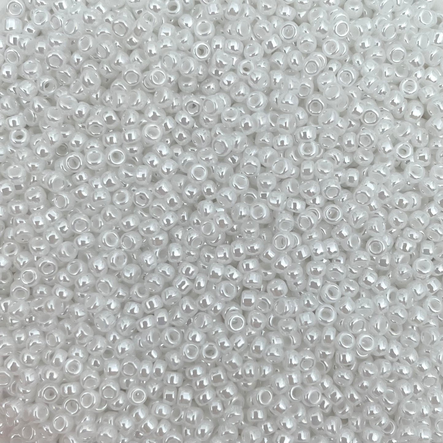 5gram Miyuki rocailles 11/0 (2mm) Ceylon white pearl - 528