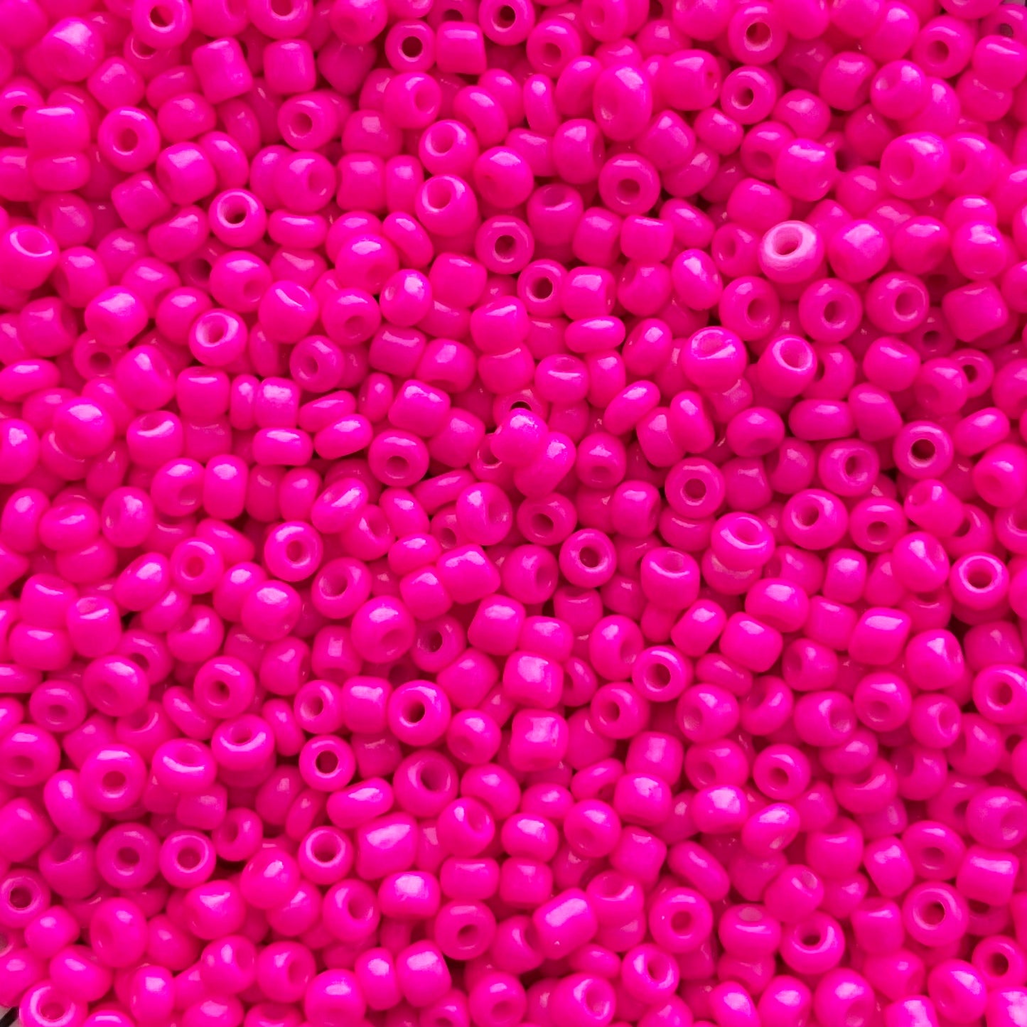 7gram Rocailles kraal neon fuchsia roze - 2mm