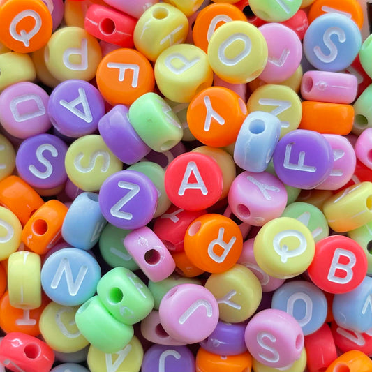 100 stuks Letter kralen verschillende kleuren met witte letters - 7mm